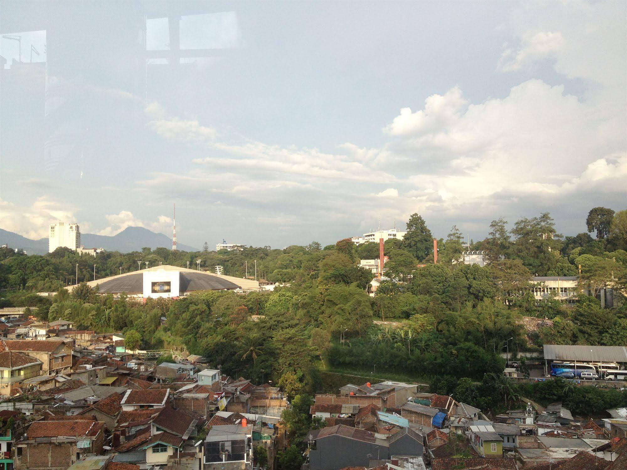 Hotel O Cihampelas Near Ciwalk Formerly D'River Guest House Bandung Exterior photo